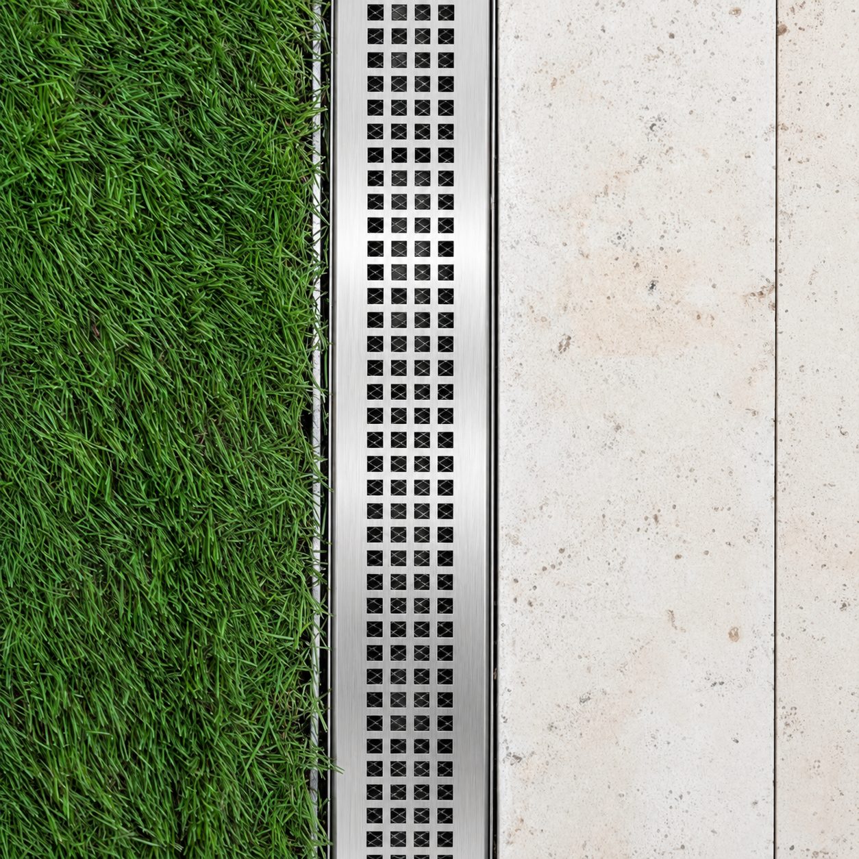 Ralo linear entre grama e piso Mozaik